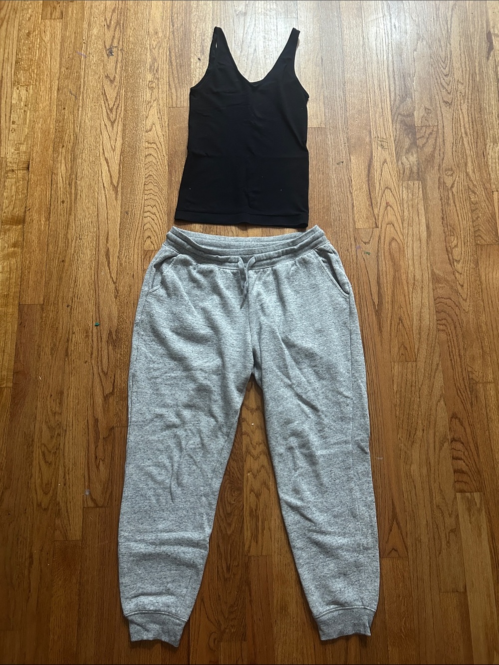 Black V-Neck Slimming Tanm Top and Gray Old Navy Sweatpants Set Medium